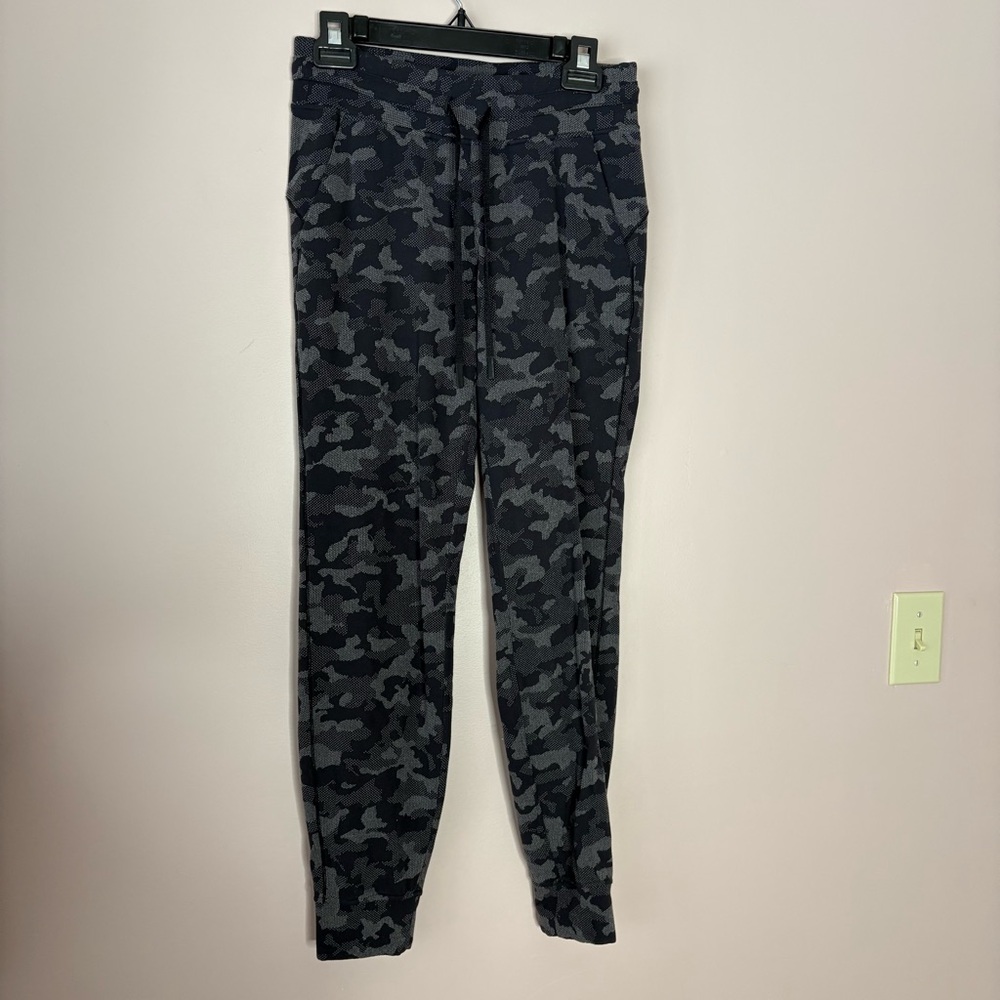 💚lululemon athletica Ready to Rulu Camo Joggers